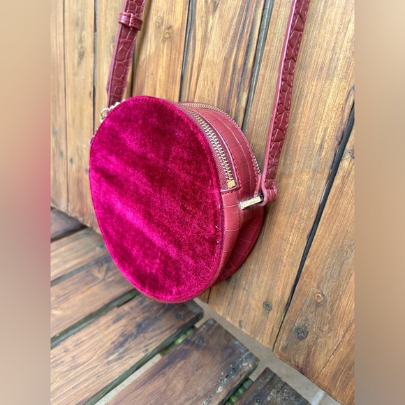 FREE PEOPLE BURGUNDY VELVET ROUND CROSSBODY - Picture 10 of 16